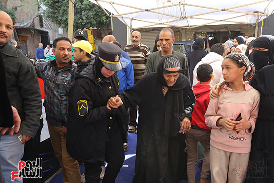 شرطية تساعد كبار السن شرطية تساعد كبار السن