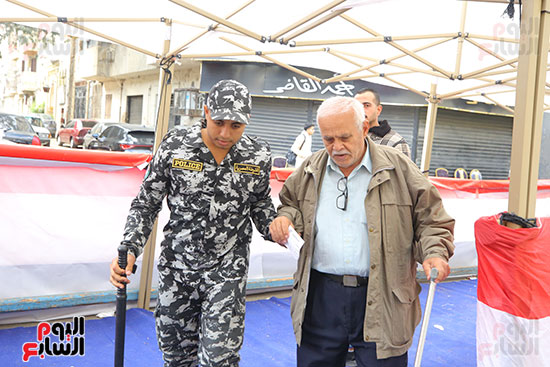 شرطى يساعد مسن شرطى يساعد مسن