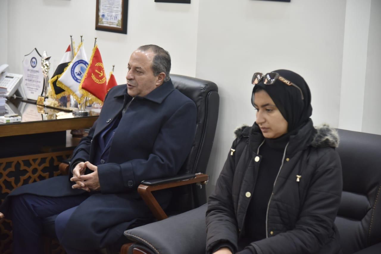 المحافظ ووالدة السباح