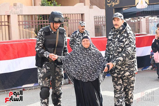 إقبال وزحام من الناخبين في للتصويت في جولة الإعادة من الانتخابات البرلمانية (8)