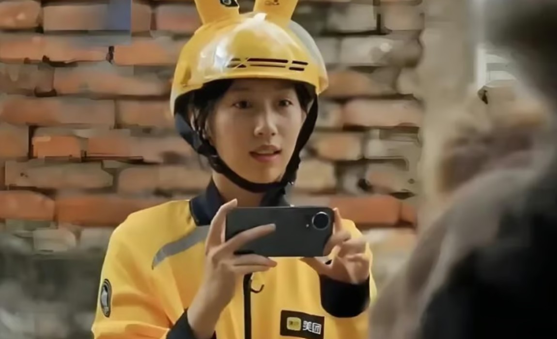 فيلم يرسم صورة حالمة لوظيفة توصيل الطلبات 