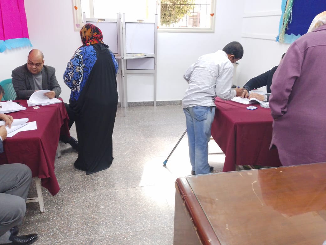 مواطن من ذوى الاعاقة يدلى يبصوته