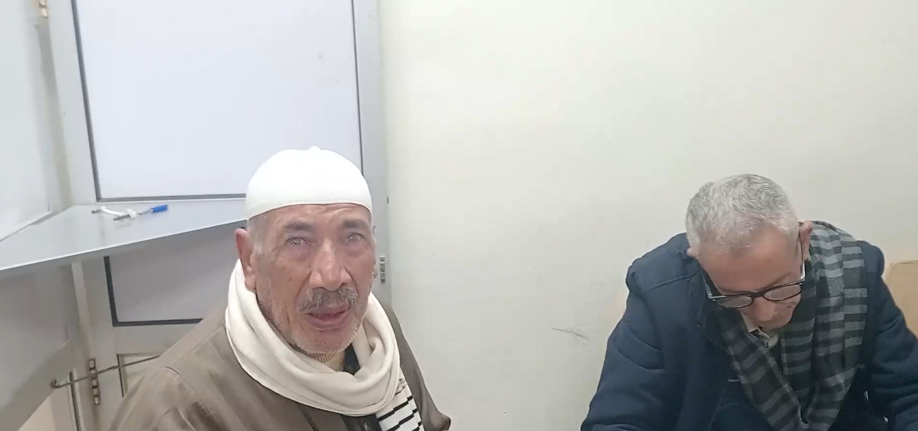 مسن مريض يؤكد حرصه على المشاركة 