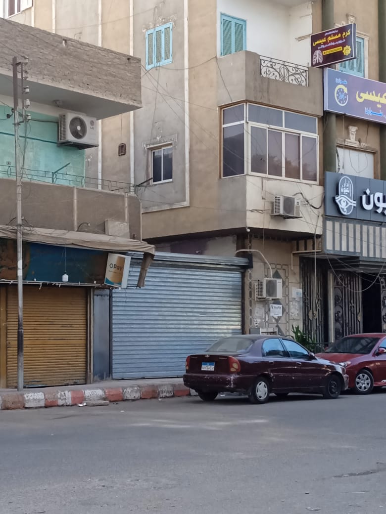 جانب من حالة التعدي على الشارع وإغلاقه بواسطة باب جرار حديدي (1)