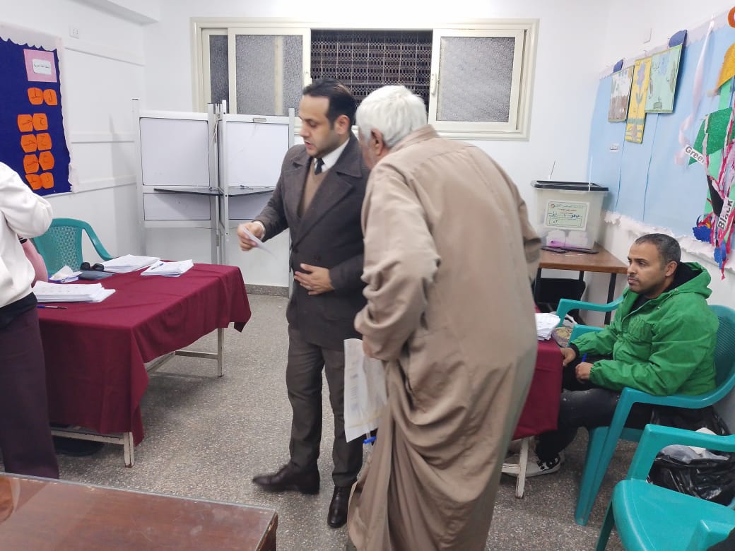 المسن خلال الإدلاء بصوته