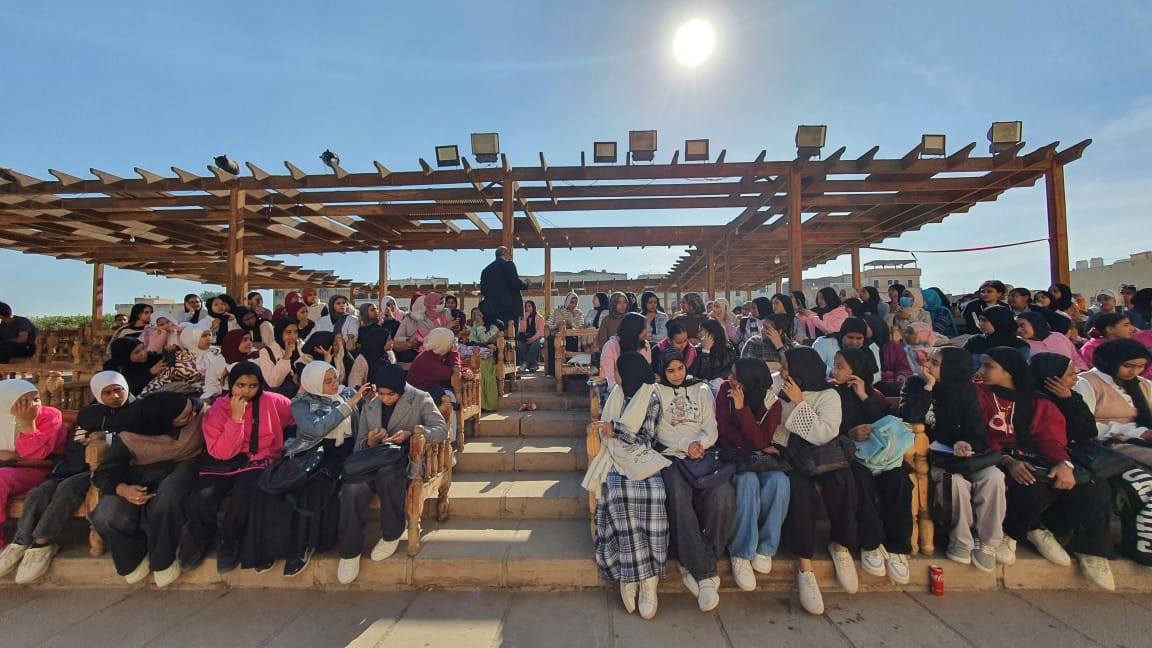 طلبة الإعدادية والثانوية العامة يحضرون قوافل التربية والتعليم المجانية بالأقصر طلبة الإعدادية والثانوية العامة يحضرون قوافل التربية والتعليم المجانية بالأقصر