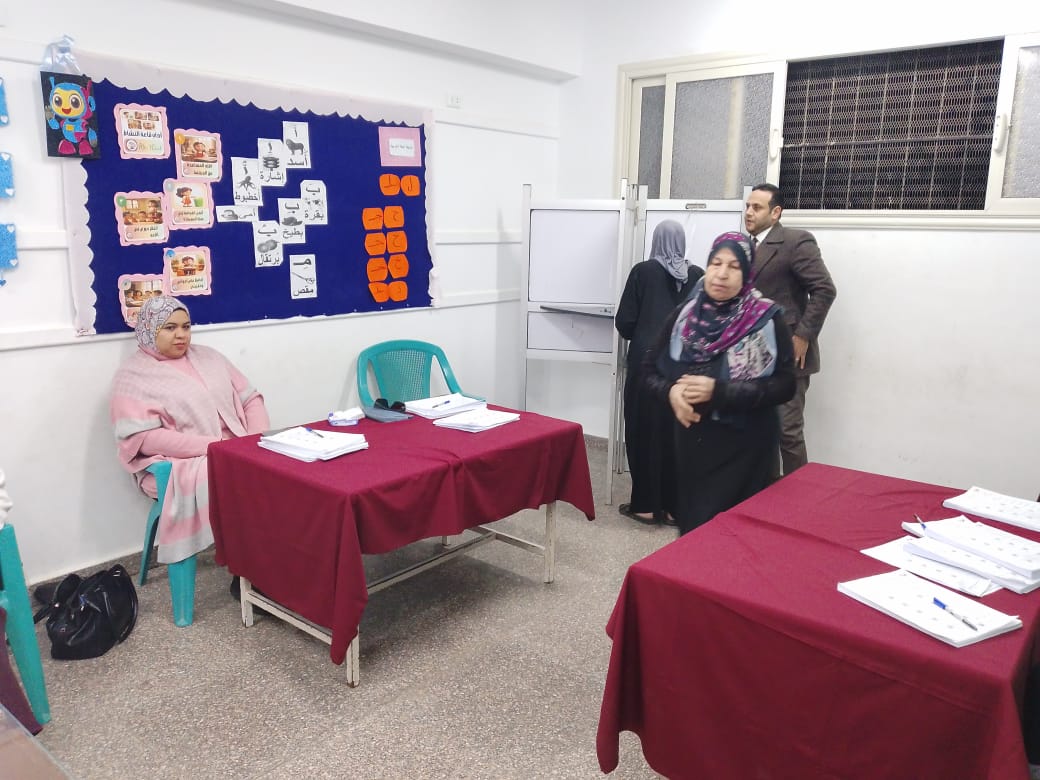 رئيس اللجنة يساعد المسنة