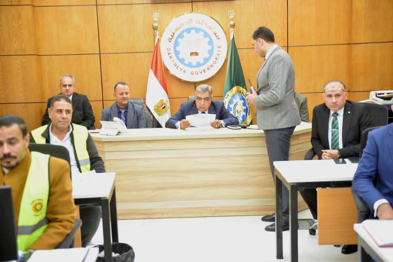 محافظ الدقهلية يتابع لليوم الثاني انتظام العمل باللجان الانتخابية في جولة الإعادة (3)