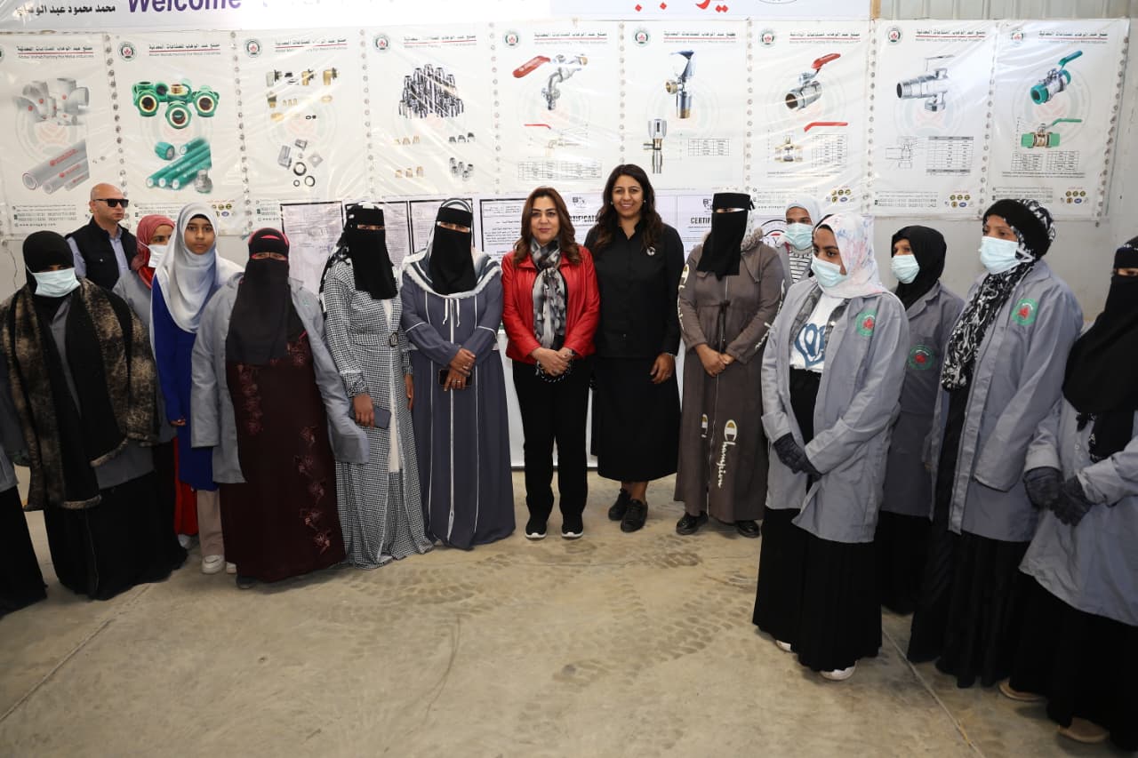 الصور التذكارية مع العاملات والمهندسات بالمصنع الصور التذكارية مع العاملات والمهندسات بالمصنع