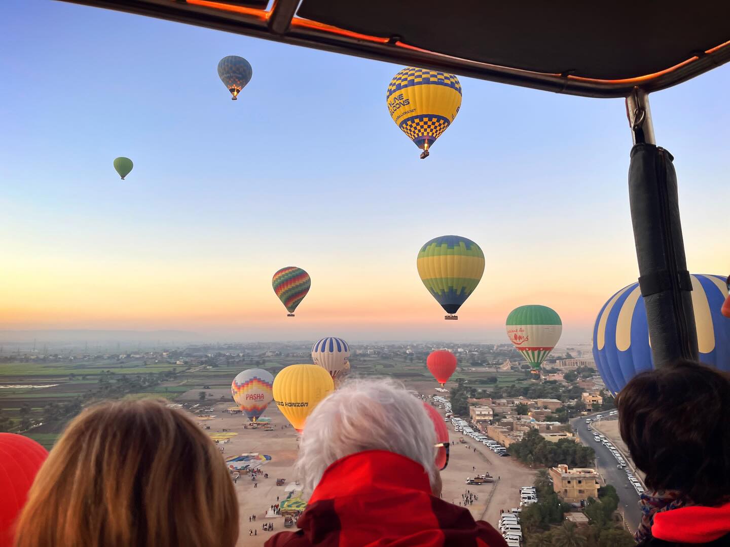 متعة سياح العالم فى قلب رحلات البالون الطائر متعة سياح العالم فى قلب رحلات البالون الطائر