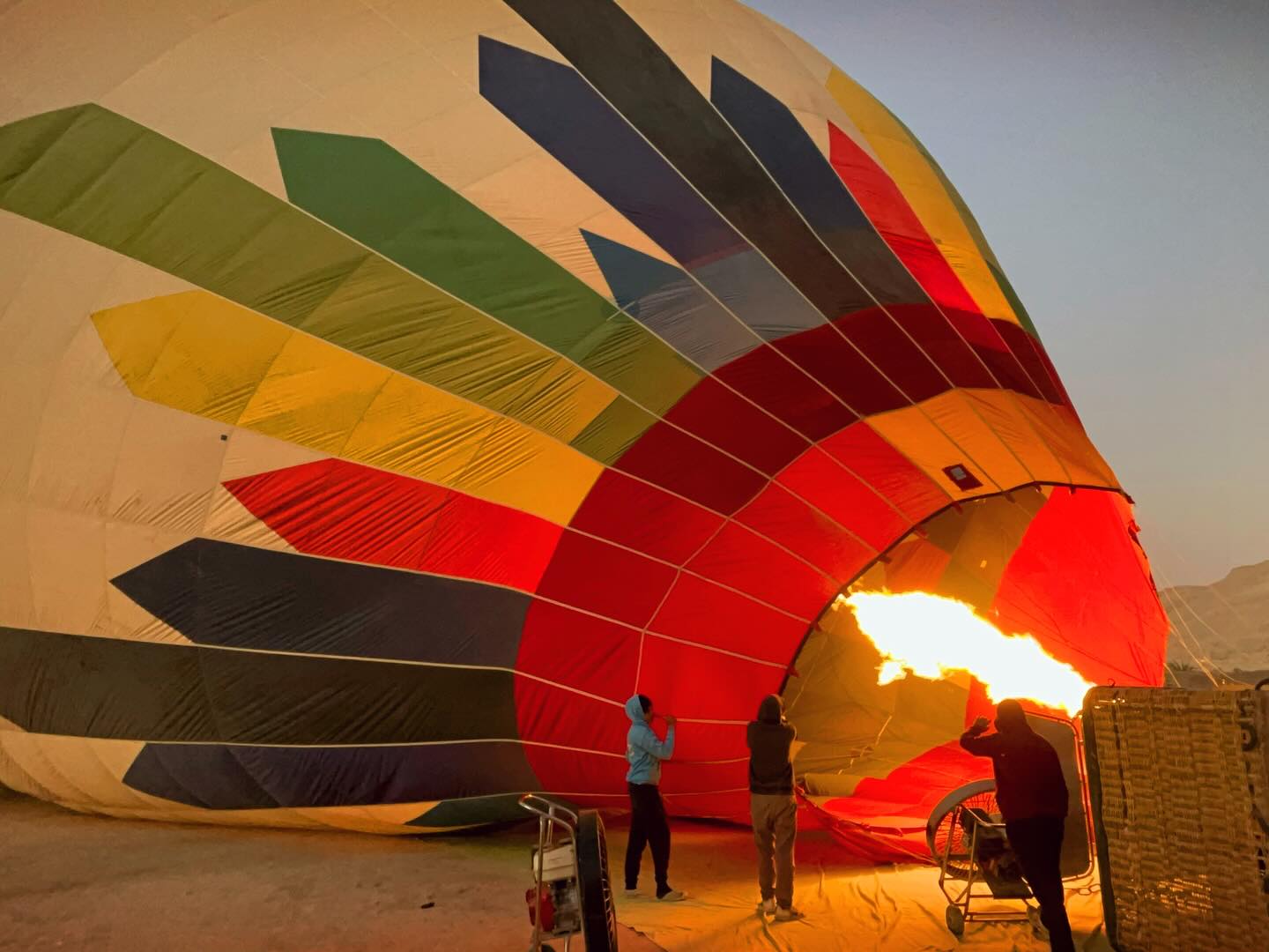 لحظات تحليق رحلات البالون الطائر بالأقصر لحظات تحليق رحلات البالون الطائر بالأقصر
