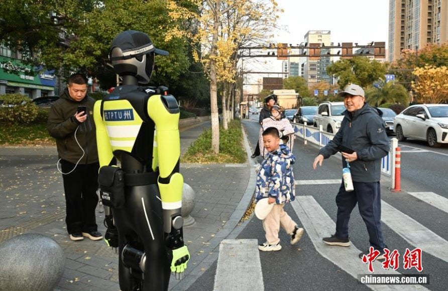 الصين تبتكر أول شرطي مرور يعمل بالذكاء الاصطناعي (4)