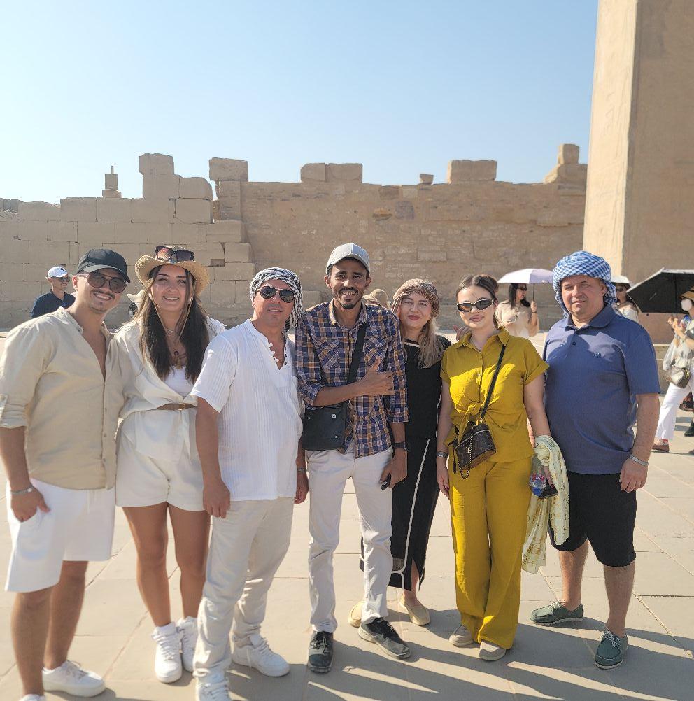 متعة وبهجة الأجانب فى قلب معابد الكرنك