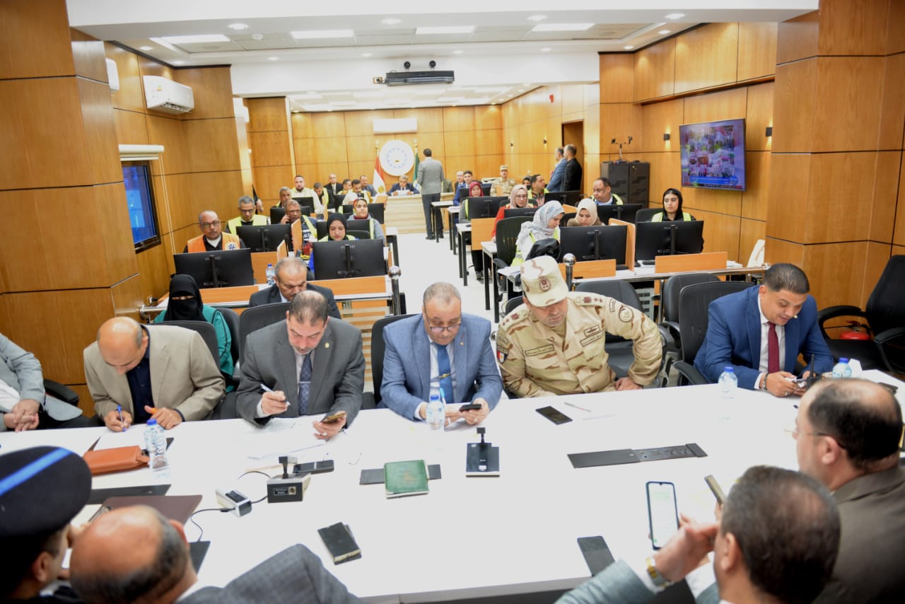محافظ الدقهلية يتابع لليوم الثاني انتظام العمل باللجان الانتخابية في جولة الإعادة (5)