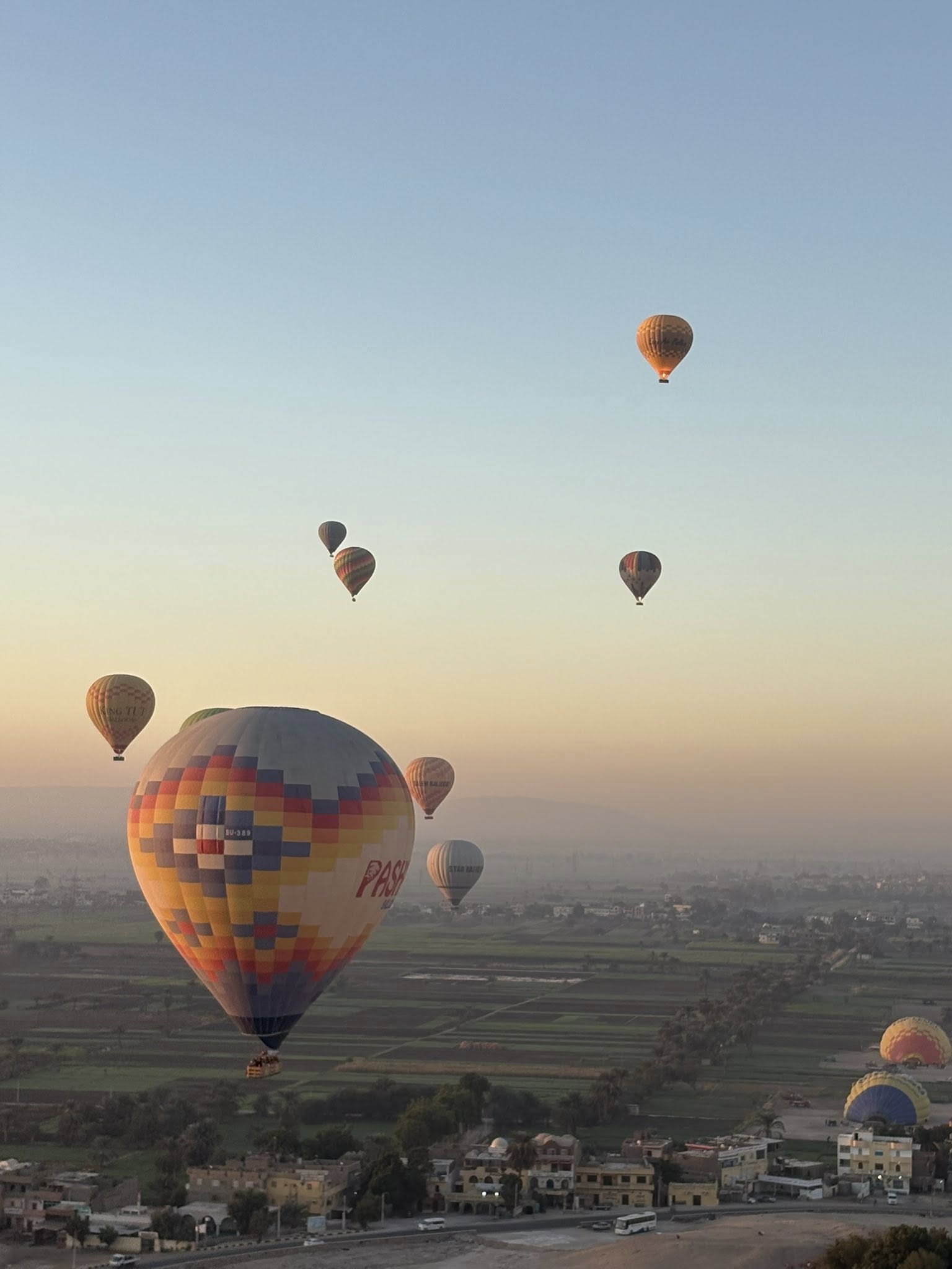 تحليق البالون الطائر فى قلب سماء غرب الأقصر تحليق البالون الطائر فى قلب سماء غرب الأقصر
