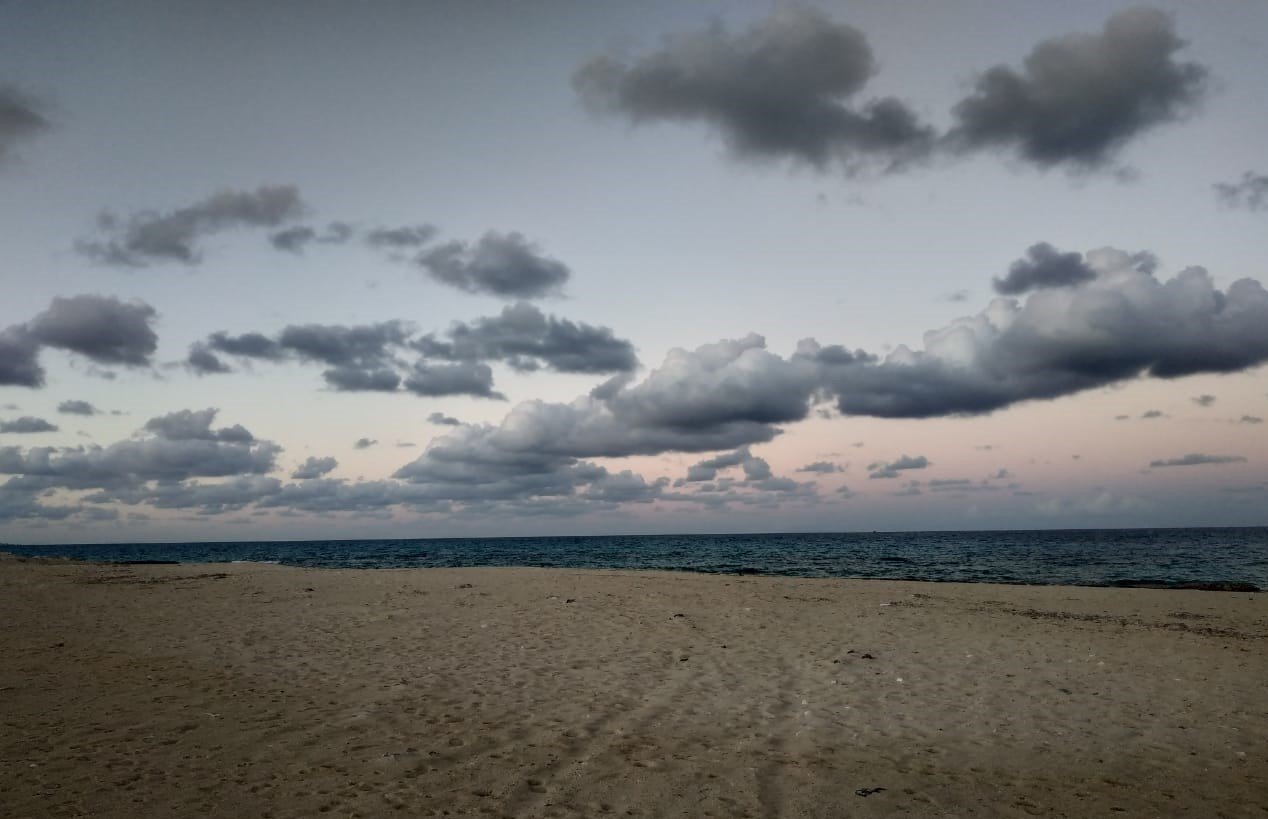 وقت الغروب مع الغيوم على شواطئ مطروح