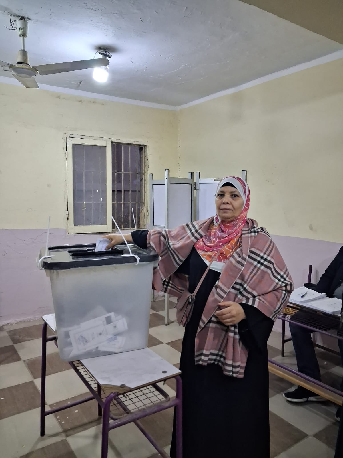 سيدة تدلي بصوتها سيدة تدلي بصوتها