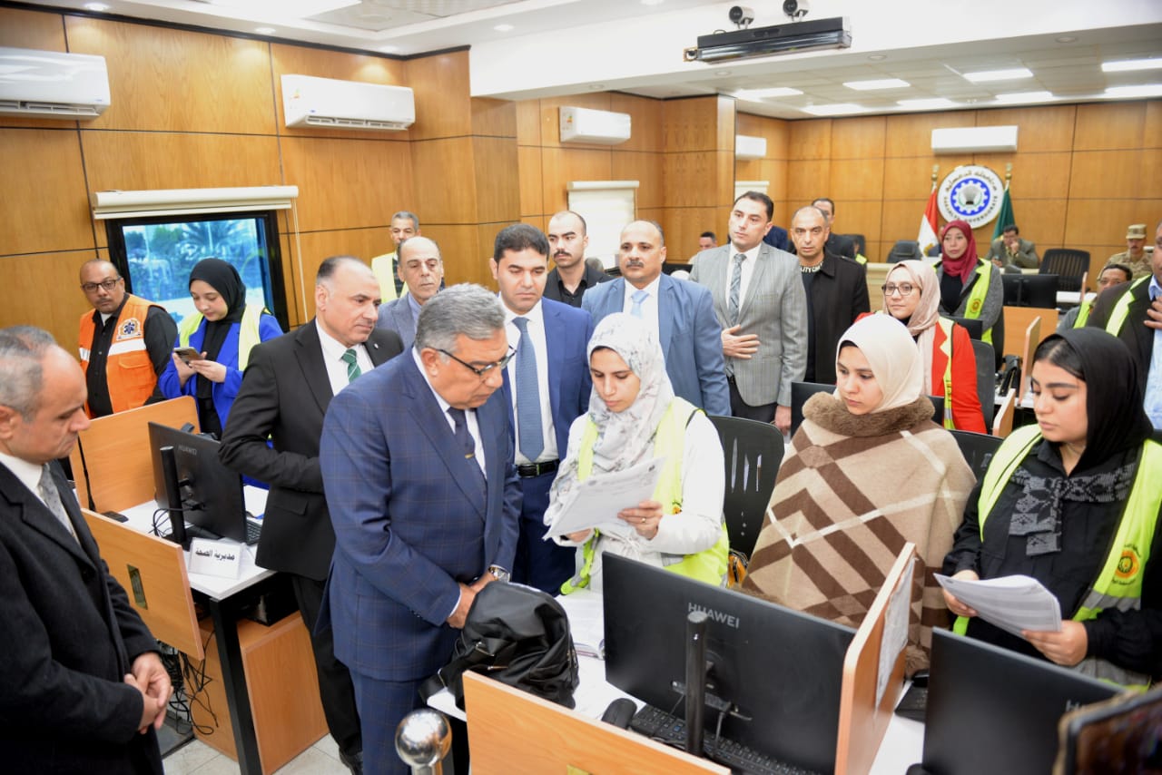 محافظ الدقهلية يتابع لليوم الثاني انتظام العمل باللجان الانتخابية في جولة الإعادة (1)