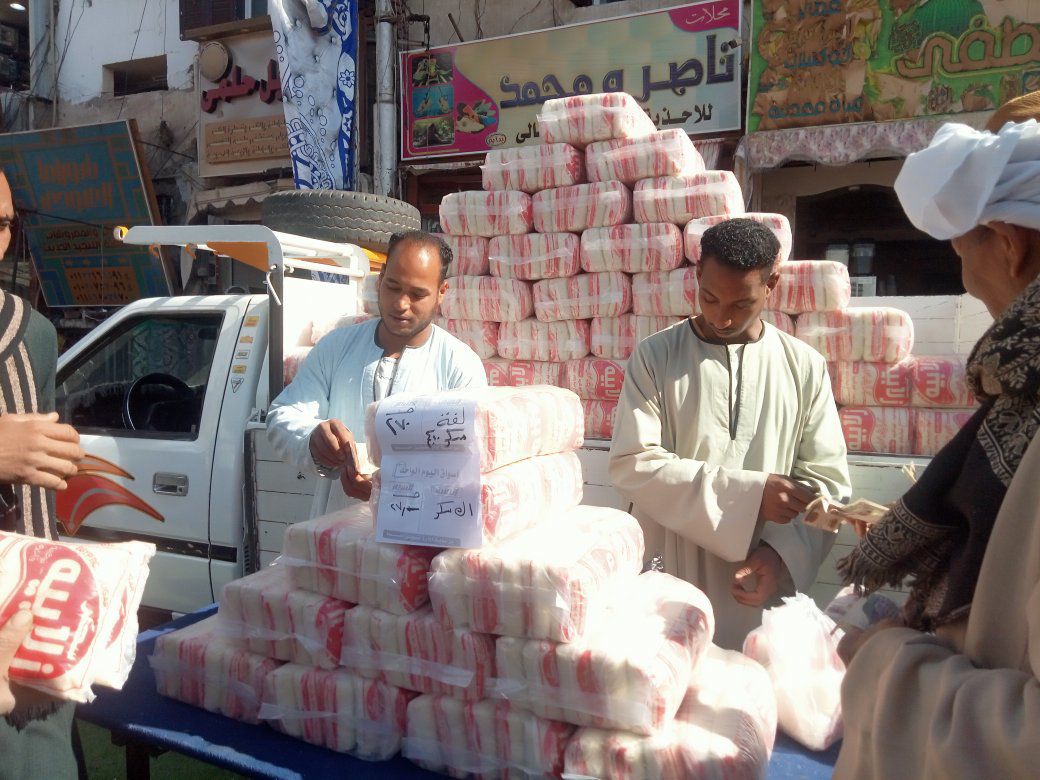 توافد المواطنين لشراء السلع من سوق اليوم الواحد رقم 48 بإسنا توافد المواطنين لشراء السلع من سوق اليوم الواحد رقم 48 بإسنا