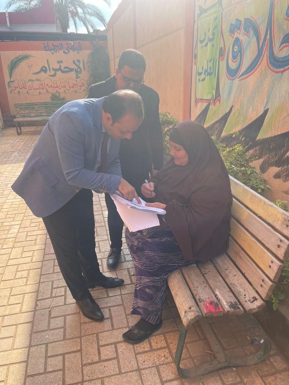 رئيس اللجنة يخرج لتدلي سيدة مريضة بصوتها رئيس اللجنة يخرج لتدلي سيدة مريضة بصوتها