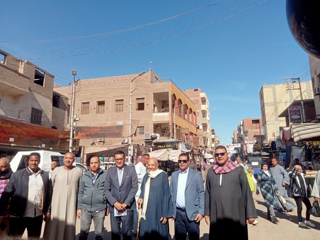 قيادات تموين الأقصر خلال افتتاح سوق اليوم الواحد بمدينة إسنا قيادات تموين الأقصر خلال افتتاح سوق اليوم الواحد بمدينة إسنا