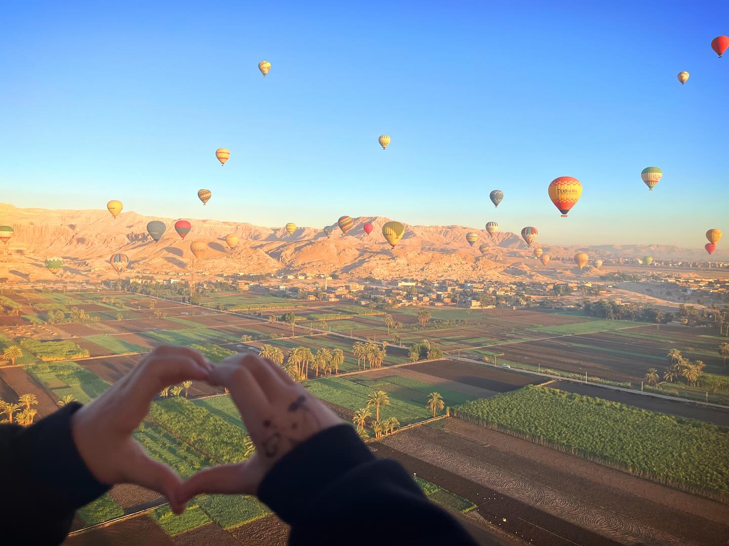 سعادة كبيرة للسياح فى قلب رحلات البالون سعادة كبيرة للسياح فى قلب رحلات البالون