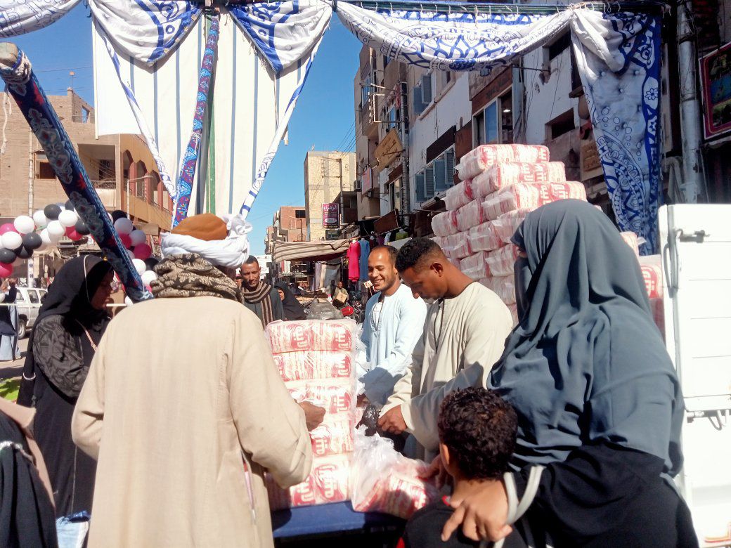 إقبال كبير من الأهالى على السوق 48 لليوم الواحد بإسنا إقبال كبير من الأهالى على السوق 48 لليوم الواحد بإسنا