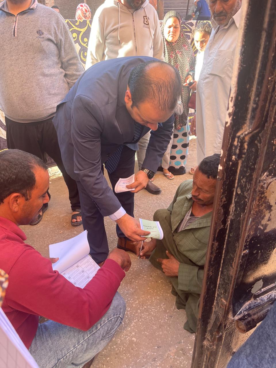 المستشار محمد الزهيري رئيس لجنة مدرسة ابشان الابتدائية الجديدة يساعد أحد من ذوي الهمم في الإدلاء بصوته المستشار محمد الزهيري رئيس لجنة مدرسة ابشان الابتدائية الجديدة يساعد أحد من ذوي الهمم في الإدلاء بصوته