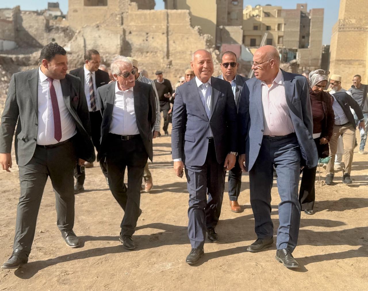 مستشار رئيس الجمهورية ومحافظ القاهرة يتفقدان أعمال تطوير القاهرة التاريخية (1)