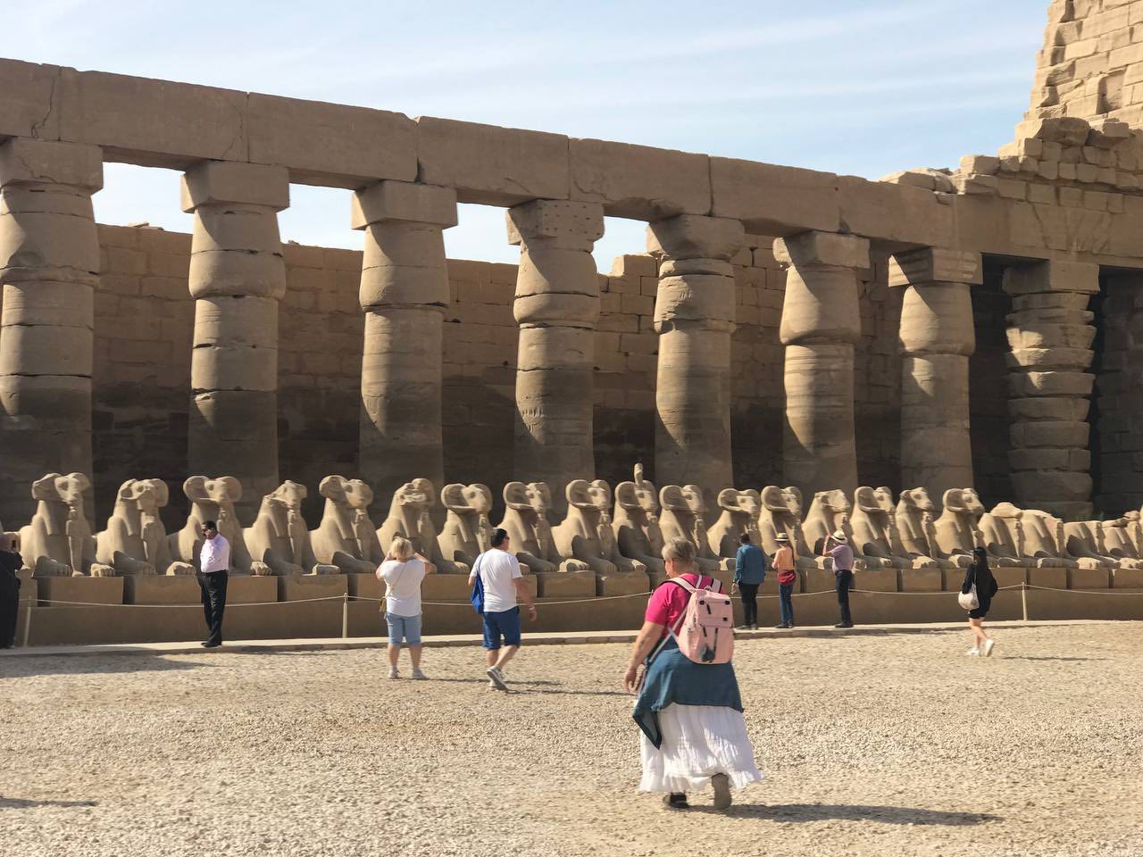 زيارات سياح العالم فى قلب معابد الكرنك