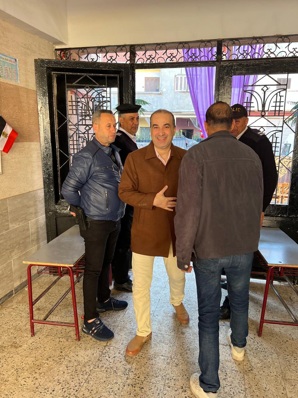 دخول الناخبين في اليوم الثاني لجولة الاعادة