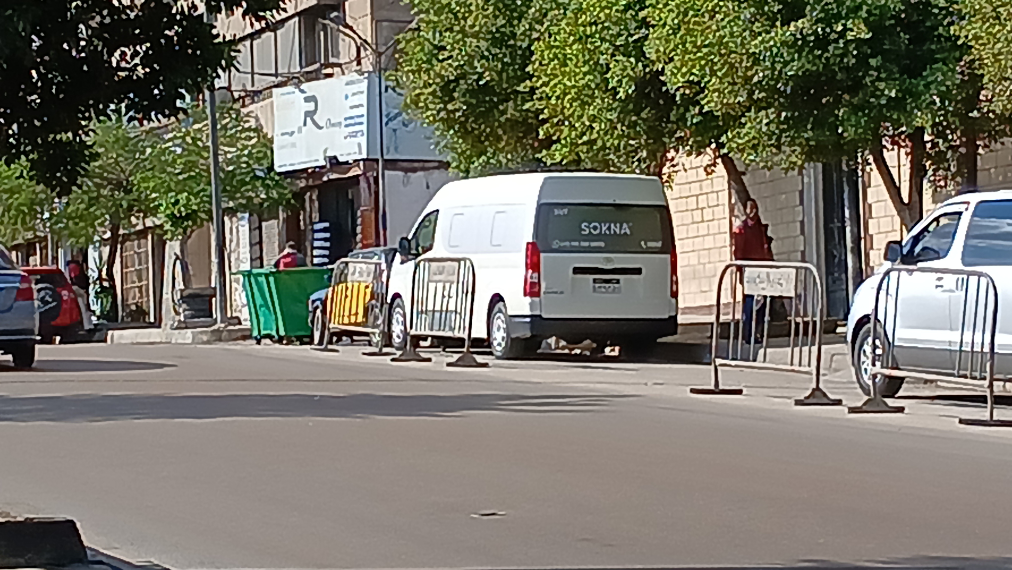 وصول السيارة التي تحمل جثمان الفنانة نفين مندور وصول السيارة التي تحمل جثمان الفنانة نفين مندور