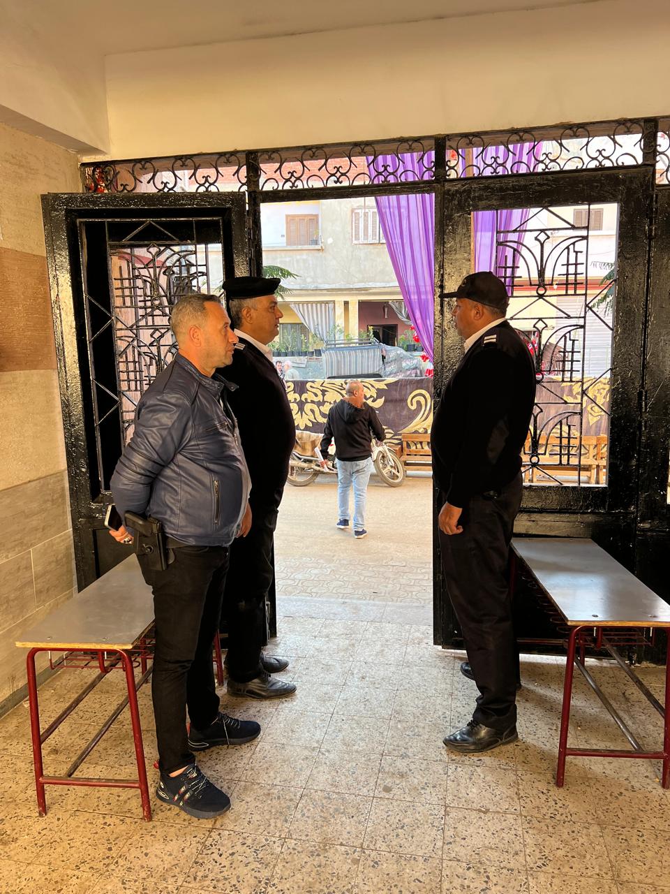 الشرطة تأمن اللجان وتسهل عملية الناخبين