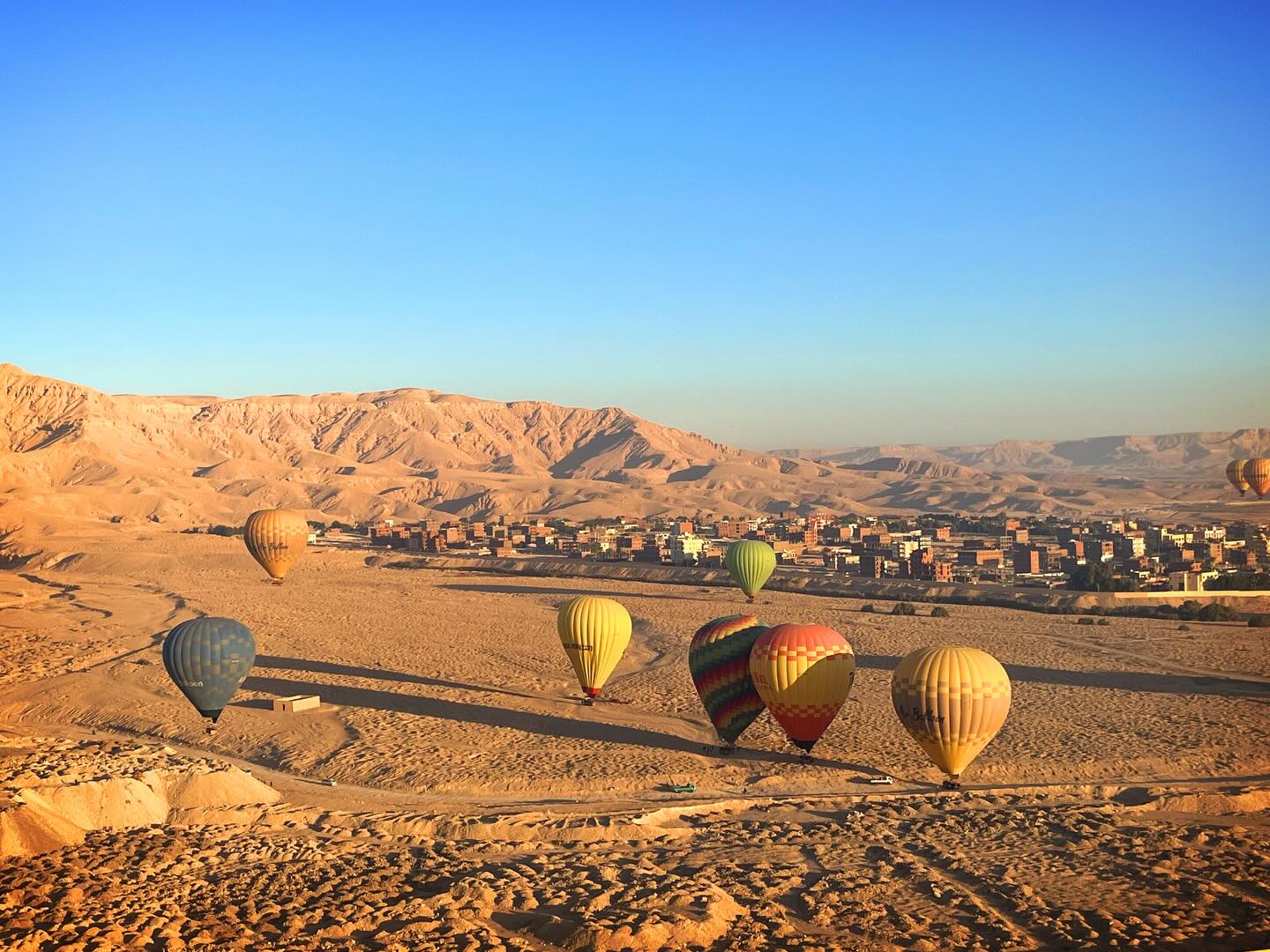 محافظة الأقصر تحتل المركز الثالث عالمياً في ترتيب رحلات البالون محافظة الأقصر تحتل المركز الثالث عالمياً في ترتيب رحلات البالون