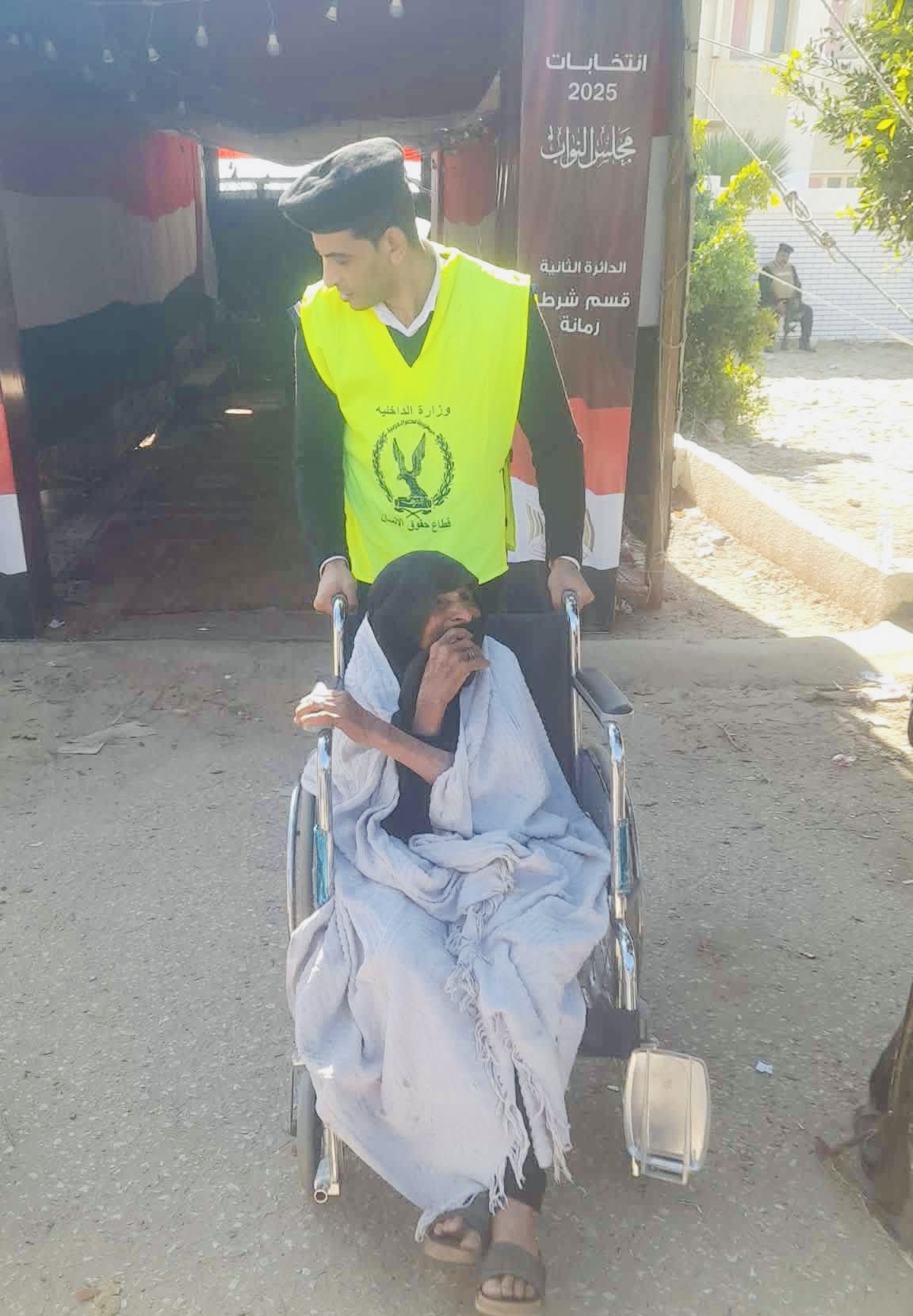 سيده مسنه اصرت علي الادلاء بصوتها سيده مسنه اصرت علي الادلاء بصوتها