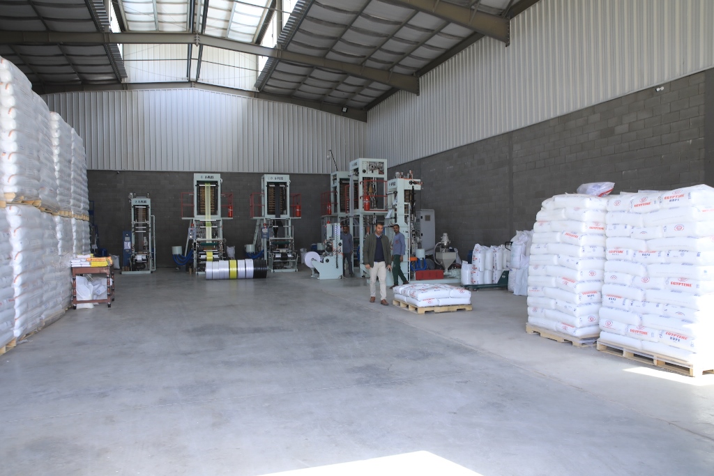 احد المصانع اذى بدء فى العمل احد المصانع اذى بدء فى العمل