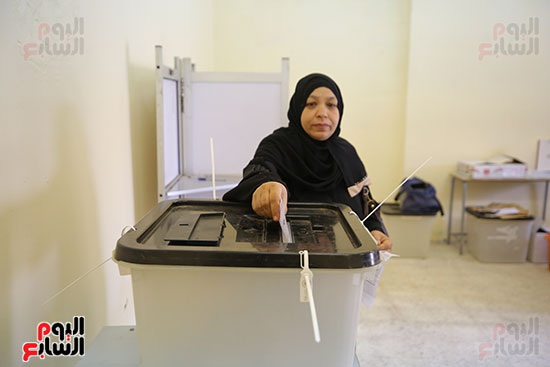 سيدة تدلي بصوتها سيدة تدلي بصوتها