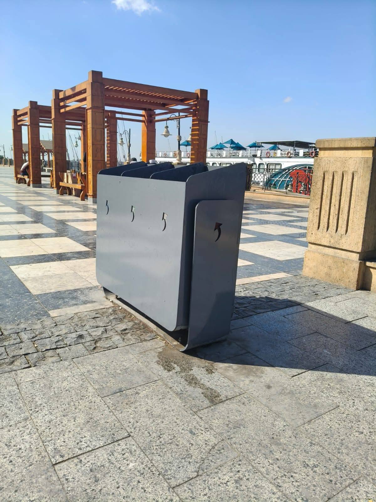 محافظ الأقصر يوجة بالبدء الفوري في طلاء حاويات القمامة بكورنيش النيل