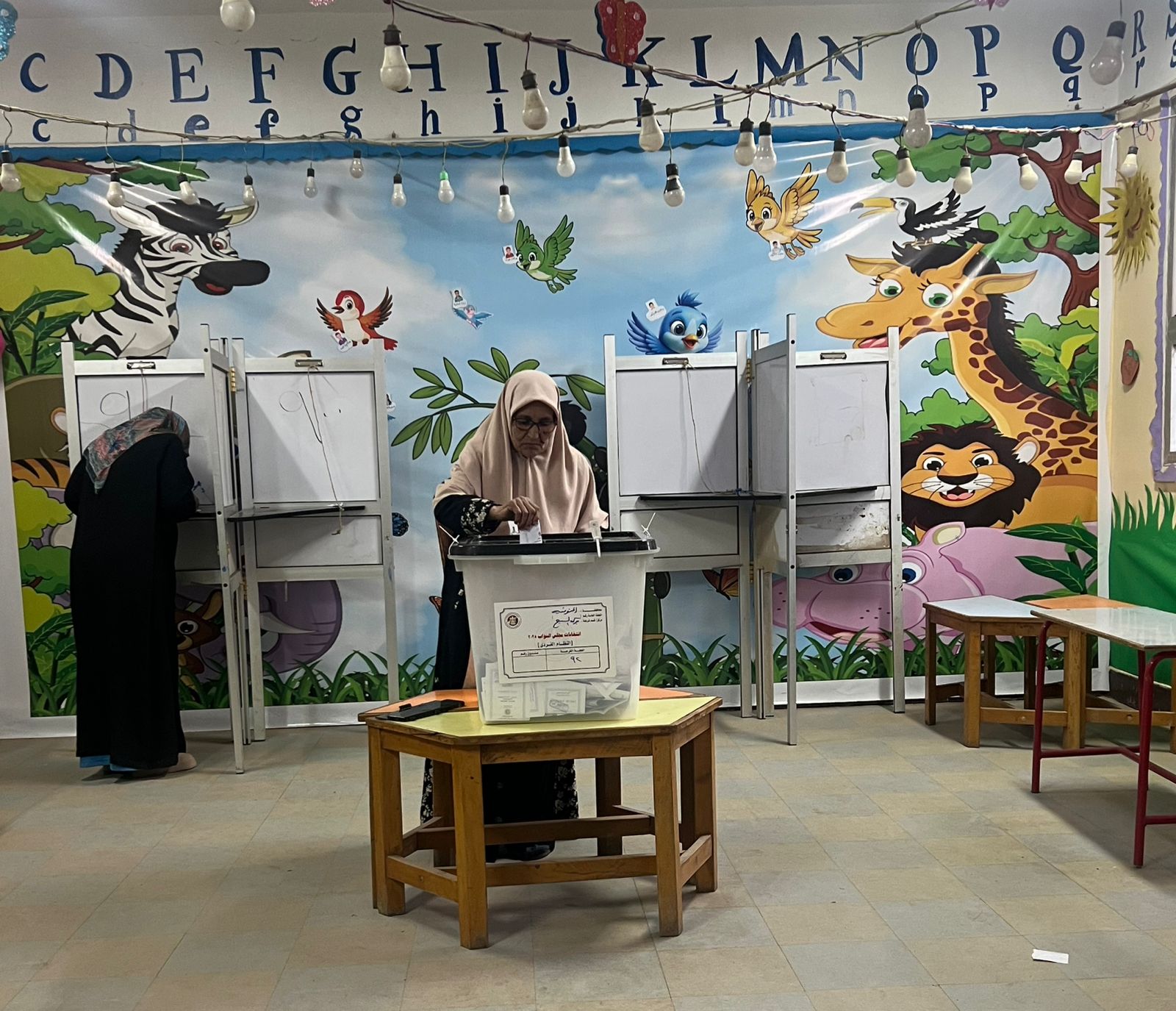 أسر كاملة تشارك بجولة إعادة انتخابات النواب أسر كاملة تشارك بجولة إعادة انتخابات النواب