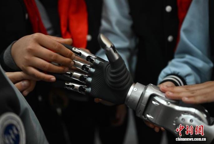 المعلم الروبوت.. الصين تبتكر أول مدرس يشرح لطلاب الفص (6)