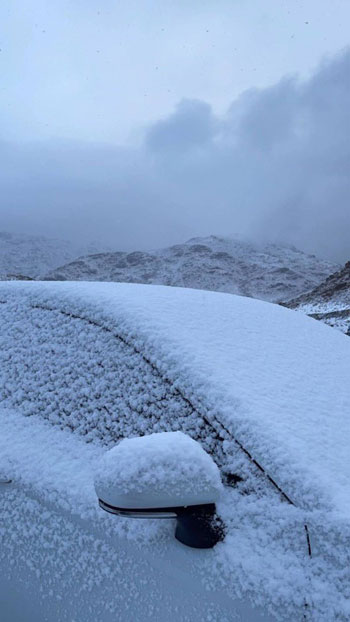 سيارات تكتس بالثلج سيارات تكتس بالثلج