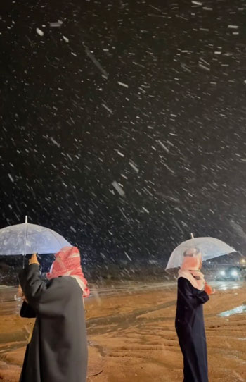 السعودية تشهد تساقط الثلج بكثافة السعودية تشهد تساقط الثلج بكثافة