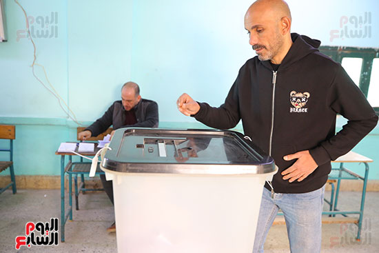 مواطن يدلي بصوتة مواطن يدلي بصوتة