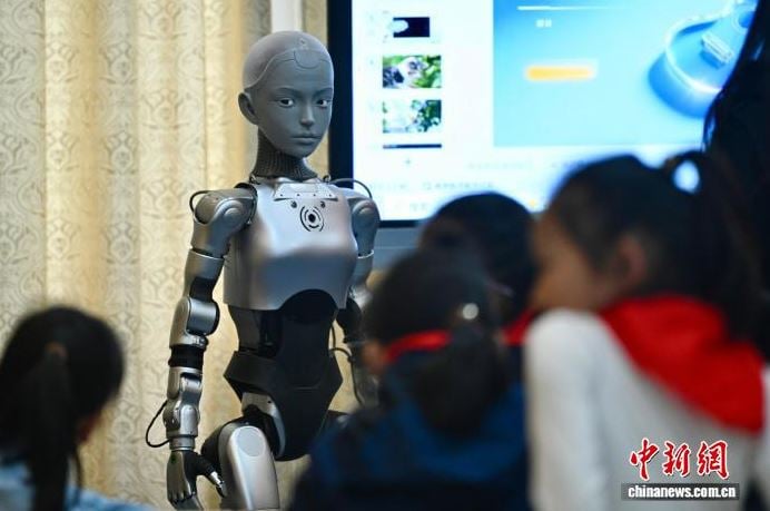 المعلم الروبوت.. الصين تبتكر أول مدرس يشرح لطلاب الفص (7)