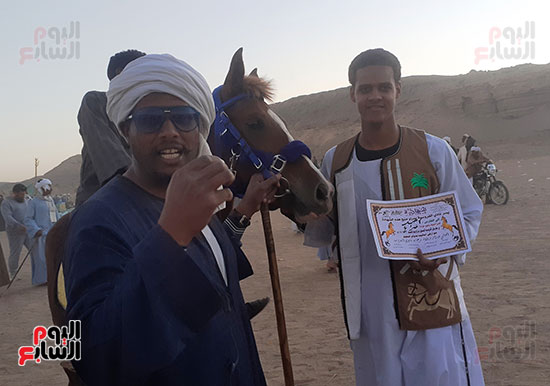 مشارك-فى-المسابقة-يمسك-شهادة-الفوز مشارك-فى-المسابقة-يمسك-شهادة-الفوز