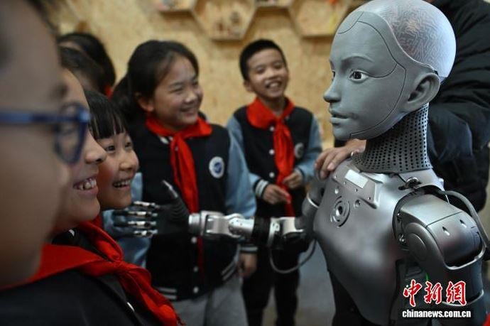 المعلم الروبوت.. الصين تبتكر أول مدرس يشرح لطلاب الفص (5)