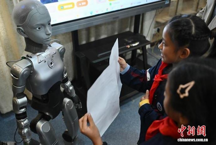 المعلم الروبوت.. الصين تبتكر أول مدرس يشرح لطلاب الفص (4)