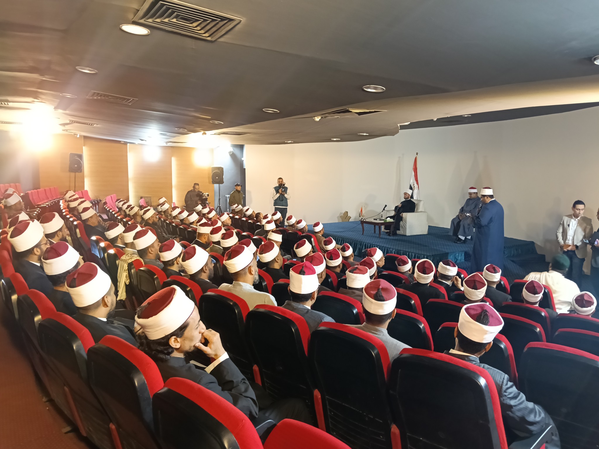 وزير الأوقاف يلتقى بالوعاظ والأئمة في مكتبة مصر العامة بالكرنك وزير الأوقاف يلتقى بالوعاظ والأئمة في مكتبة مصر العامة بالكرنك