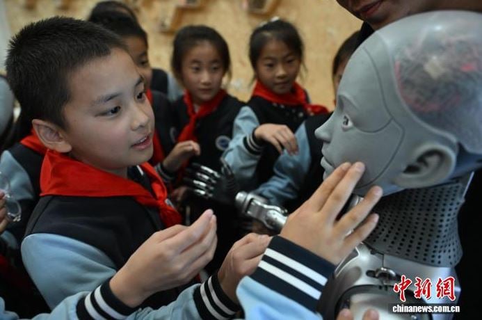 المعلم الروبوت.. الصين تبتكر أول مدرس يشرح لطلاب الفص (3)