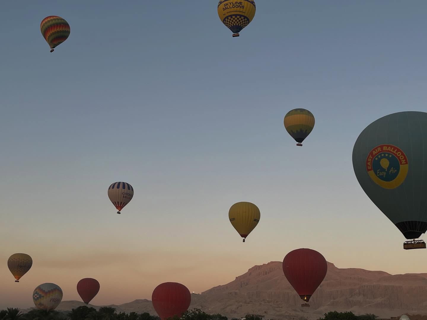 البالون الطائر يقدم حالة من السحر والبهجة للسياح من حول العالم البالون الطائر يقدم حالة من السحر والبهجة للسياح من حول العالم